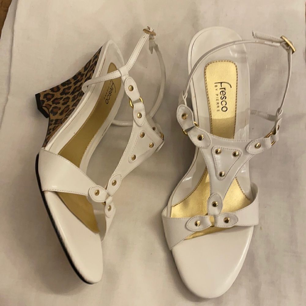 FRESCO BY PIERRE WHITE/GOLD LEOPARD WEDGE SANDALS. NEW